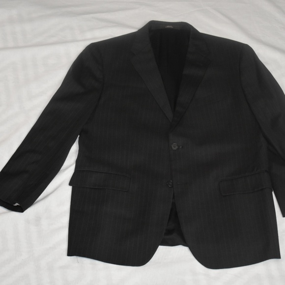 Classic Style Men's 2 Button Joseph Abboud Suit